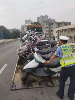 2小时查处12起！郑州骑电动车的人注意了，这个行为将被严查